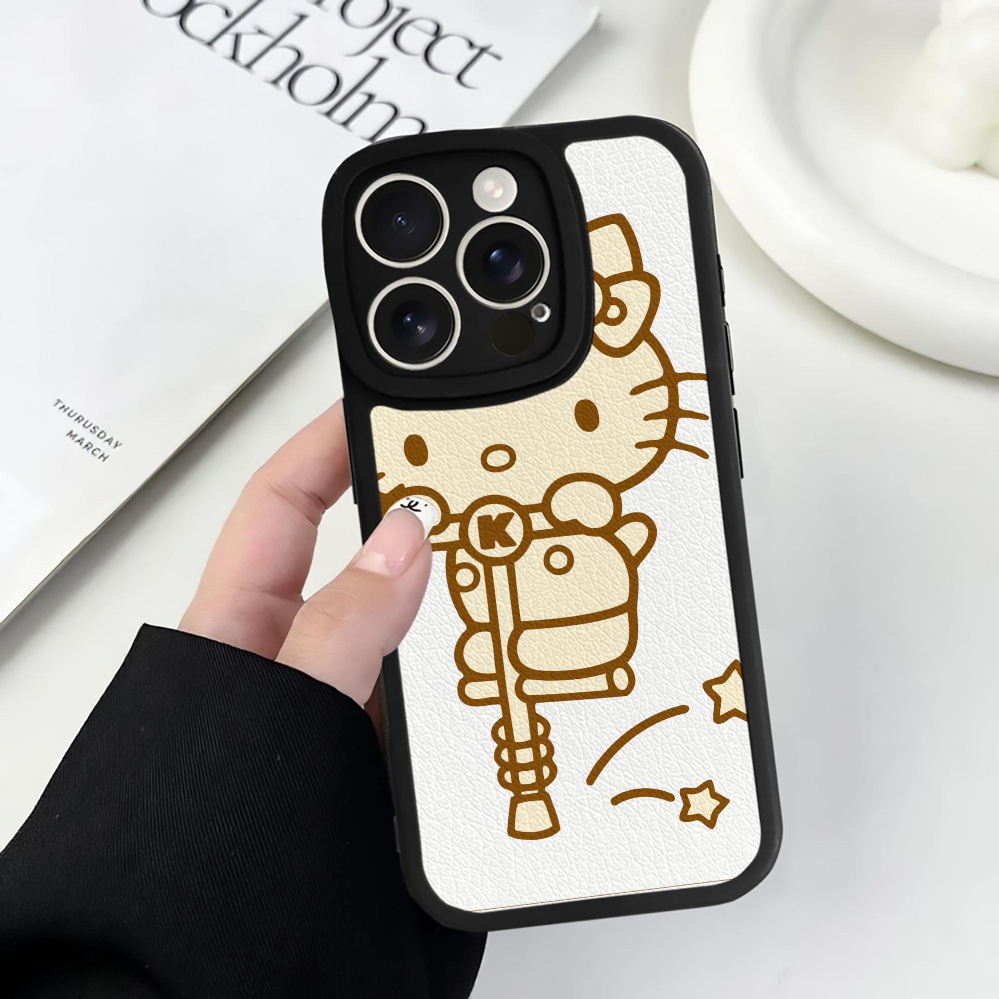 （画像用） Hello Kitty ハローキティ 【iPhone 16シリーズ対応】シリコンスマホケース（レザー調） 材質：シリコン